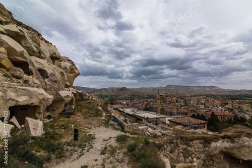 トルコ カッパドキアの観光拠点のユルギュップの丘から見える街並みと洞窟住居