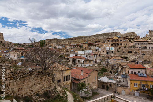 トルコ カッパドキアの観光拠点のユルギュップの街並みと洞窟住居 © pespiero