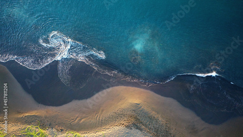 plage vue du ciel drone tahiti sable noir 
