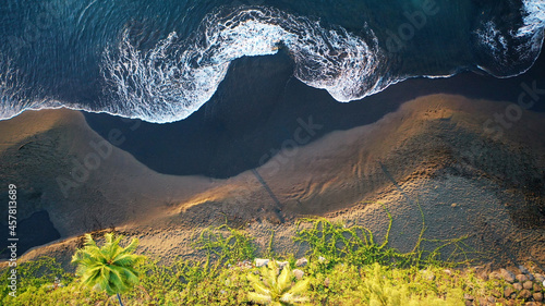 plage vue du ciel Tahiti sable noir 
