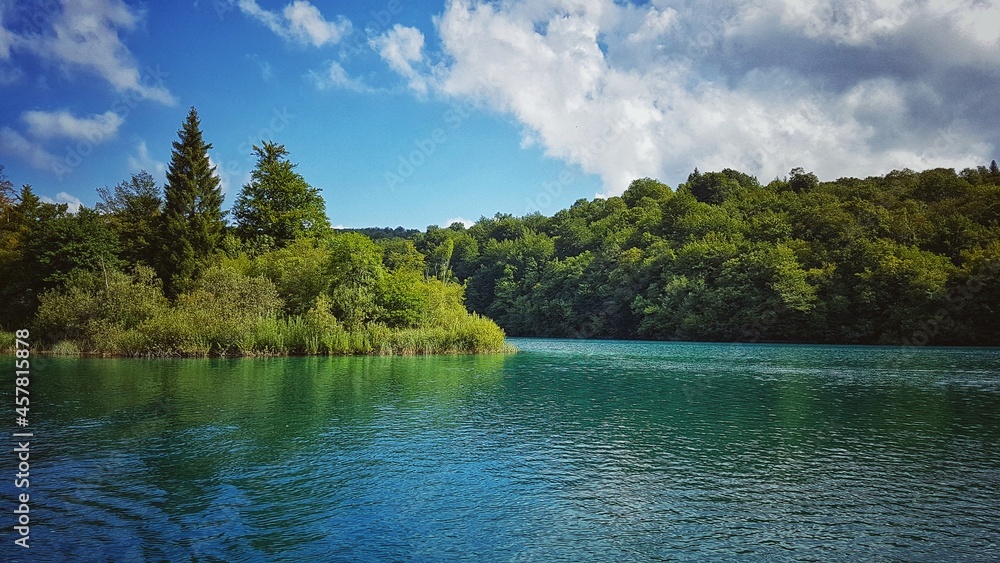 Obraz premium Scenic beauty of a lake in the woods