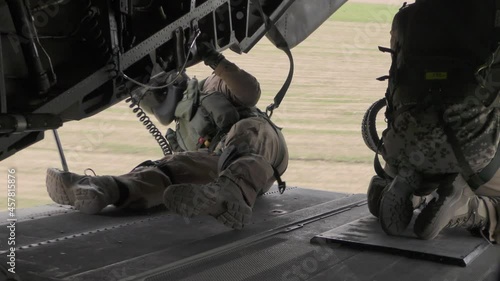 Bundeswehrsoldaten während einer Hubschrauberlandung in Afghanistan photo