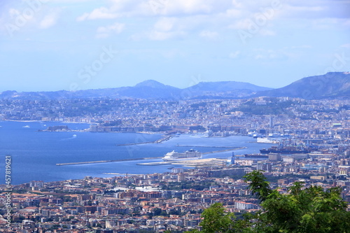 Visiting Naples, view over the gulf and city from far away © Dynamoland