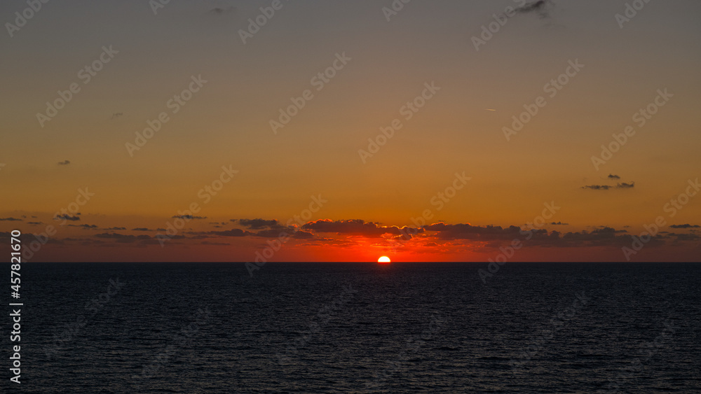 polowa słońca schowane za morskim horyzontem