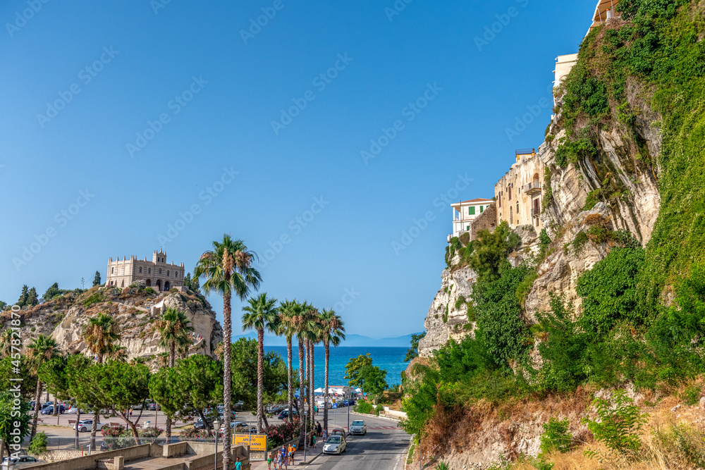 piękny widok na symbol Tropea - klasztoru na wyspie. Tropea jest najpiękniejszą miejscowością w Kalabrii na południu Włoch - obrazy, fototapety, plakaty 