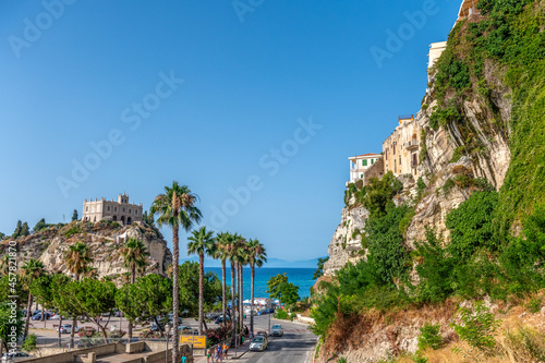 Fototapeta Naklejka Na Ścianę i Meble -  piękny widok na symbol Tropea - klasztoru na wyspie. Tropea jest najpiękniejszą miejscowością w Kalabrii na południu Włoch
