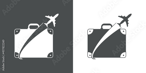 Logotipo con silueta de avión con trayectoria con maleta vintage en fondo gris y fondo blanco