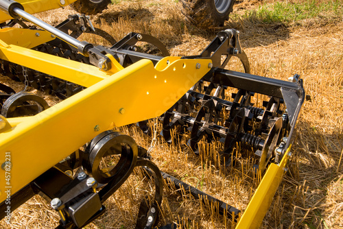 Foto close up of a disc harrow cultivator at work on a field background