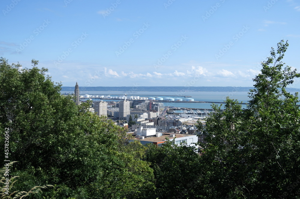 Le Havre. Vue générale du port et de la raffinerie.