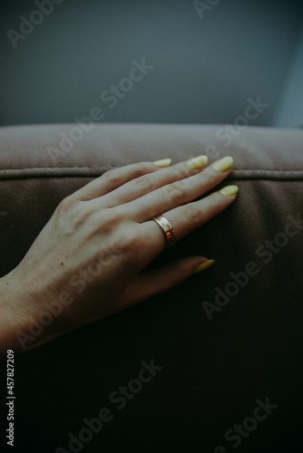 ręka z pierścionkiem 