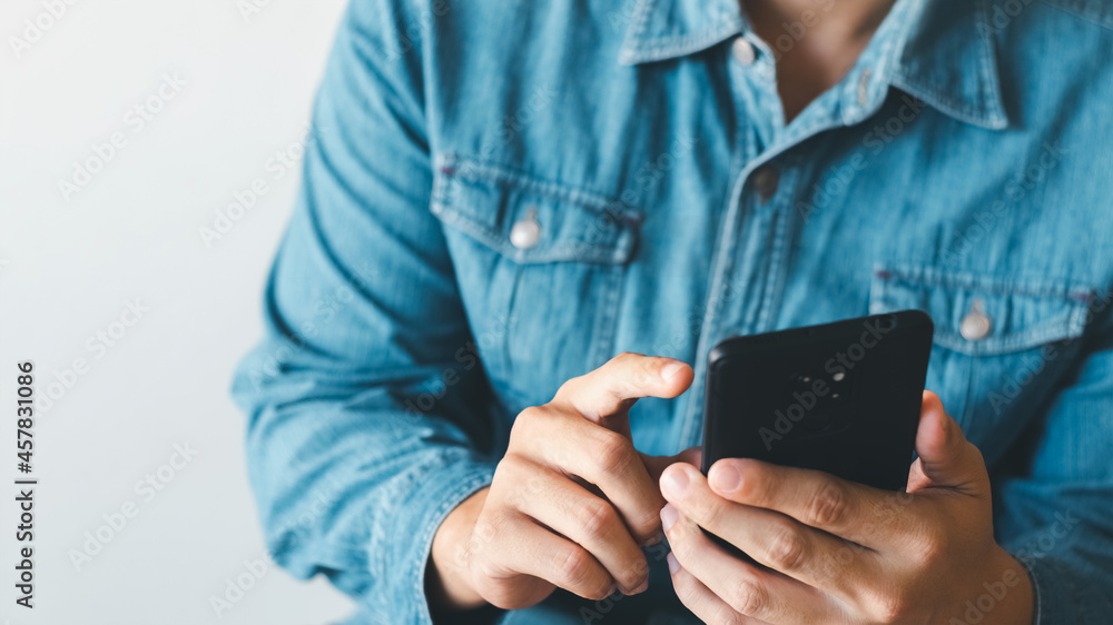 Businessmen use smartphones for business And looking for online sales information, the concept of doing online business. Businessmen use smartphones for business And looking for online sales information, the concept of doing online business.