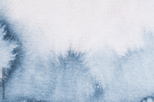 Abstrakter blauer Aquarellhintergrund mit weißen Strukturen, die wie Schneeflocken aussehen photo