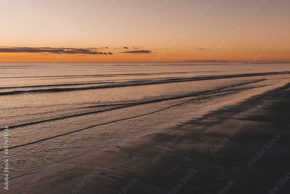 Sonnenuntergang an der Nordsee am Strand der Insel Rømø in Dänemark Sonnenuntergang an der Nordsee am Strand der Insel Rømø in Dänemark