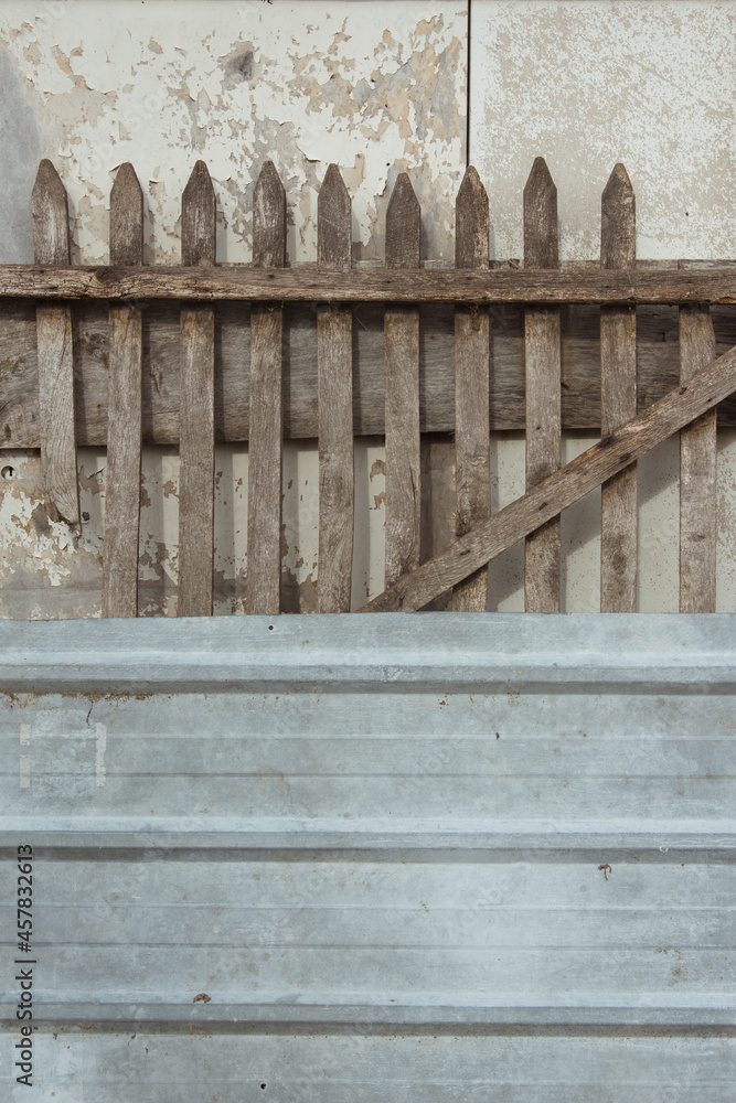 une vieille barrière en bois et un tôle en métal une vieille barrière en bois et un tôle en métal