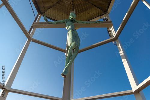 Sculpture en bronze de Jesus sur sa croix à la Chapelle des Lumière, construite par les Américains en réparation de la destruction de l'église sur les ruines du Château de Mousson