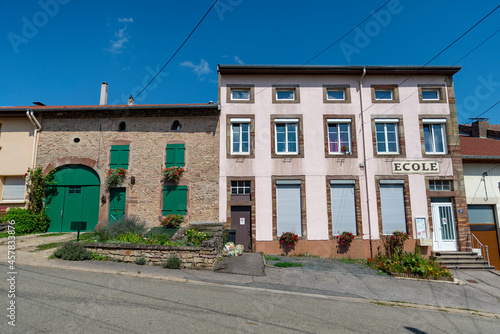 Façade d'une petite école au centre d'un village typique à Fontenoy-la-joûte