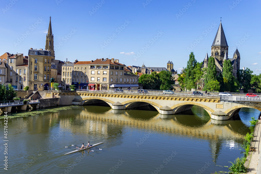 Obraz premium Vue sur le pont Moyen de Metz avec une embarcation type canoé d'aviron sur le fleuve