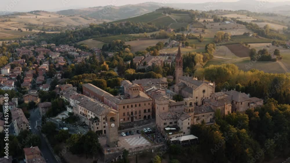 Vista aerea di Castelvetro di Modena un piccolo borgo in Italia Vista aerea di Castelvetro di Modena un piccolo borgo in Italia