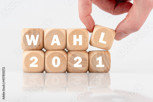 Eine Hand legt WAHL 2021 zur Bundestagswahl