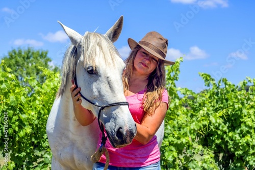 Obraz na plátně frau, pferd, natur, mensch und tier, mensch und pferd, frau und pferd, blaue him