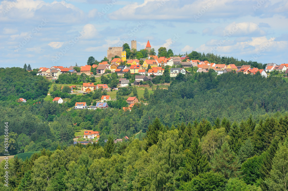 Blick zur Burgruine Leuchtenberg in Bayern