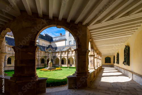 Cloître de la basilique Sainte-Anne-d'Auray, sanctuaire et lieu de pèlerinage situé à Sainte-Anne-d'Auray dans le département du Morbihan, France photo