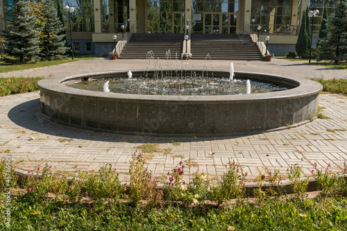 In the summer, there is a fountain in the city park. Rest for people in the park.