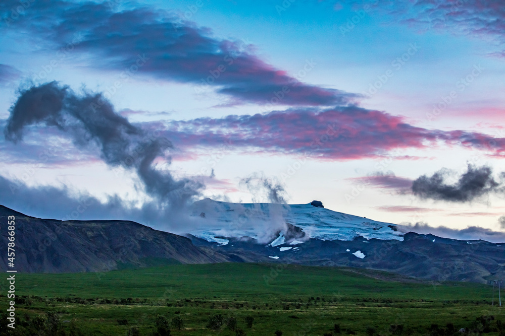 Obraz premium dramatic and moody sky on the glaciers of Vatnajokull National Park in Iceland