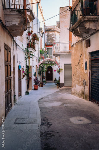Alley decorated with flowers and plants in the historic center of Grottaglie © Jan Cattaneo