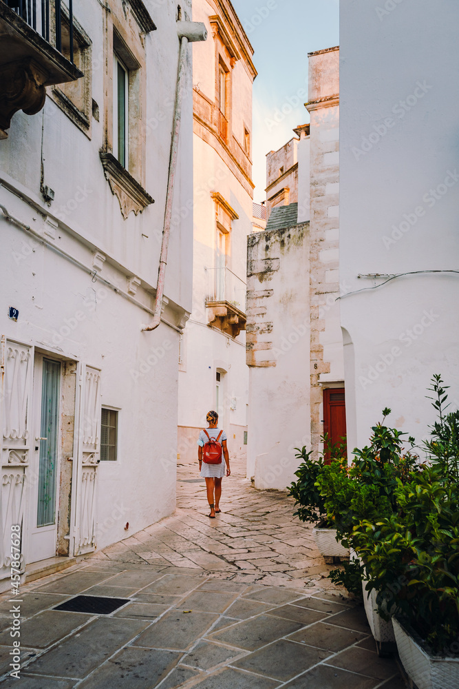 Obraz premium Girl walking through the alleys of the historic center of Martina Franca