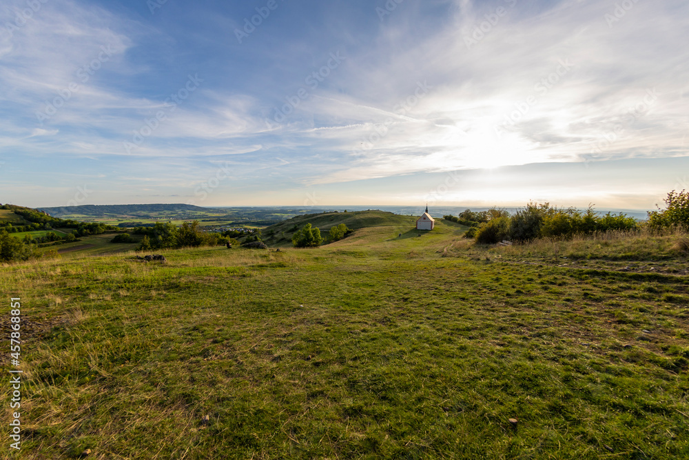 12.09.2021, GER, Bayern, Walberla: Blick vom Walberla-Gipfel in Richtung Walburgis Kapelle 12.09.2021, GER, Bayern, Walberla: Blick vom Walberla-Gipfel in Richtung Walburgis Kapelle