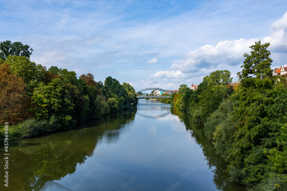 13.09.2021, GER, Bayern, Bamberg: Blick von der Marienbrücke auf die Luitpoldbrücke über den Fluss Regnitz. 13.09.2021, GER, Bayern, Bamberg: Blick von der Marienbrücke auf die Luitpoldbrücke über den Fluss Regnitz.