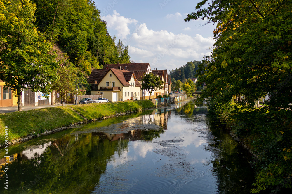 09.09.2021, GER, Bayern, Waischenfeld: Der Ort liegt idyllisch in der fränkischen Schweiz direkt am Fluss Wiesent. Der ruhige Ort ist geprägt von historischen Gebäuden und Fachwerkhäusern.