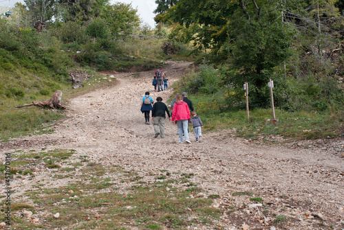 persone camminano nel sentiero di montagna