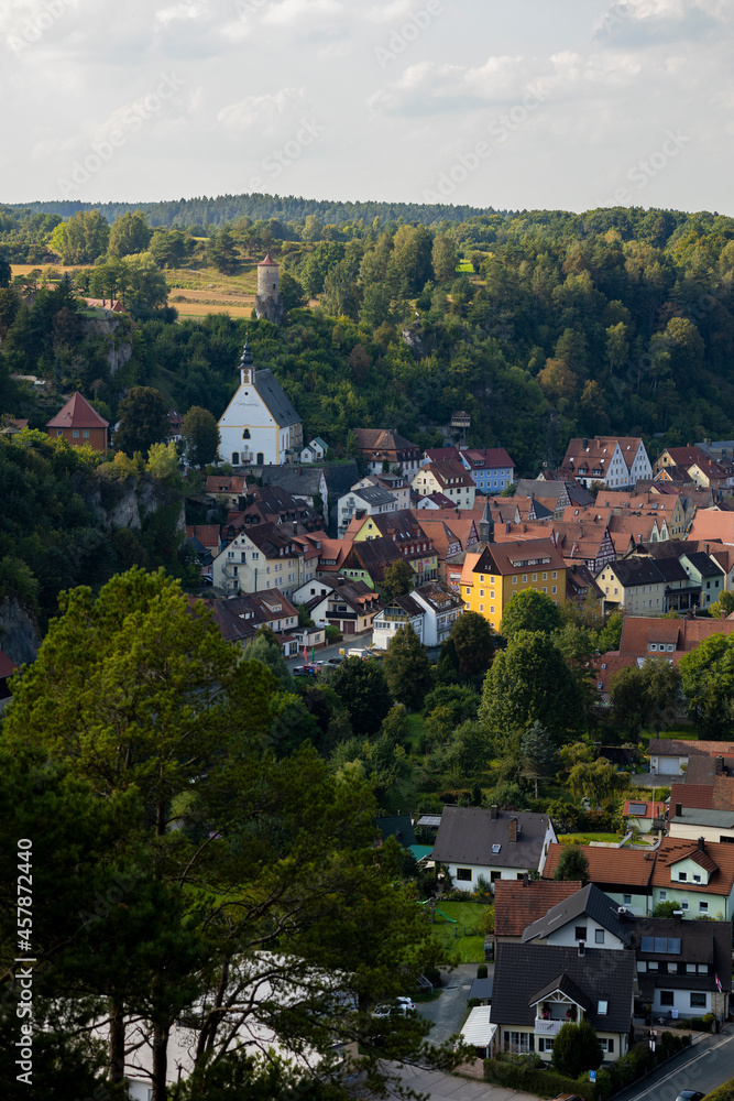 10.09.2021, GER, Bayern, Waischenfeld: Blick vom Aussichtspunkt hohe Warte über den Ort Waischenfeld hin zur Burgruine und dem Wehrturm 