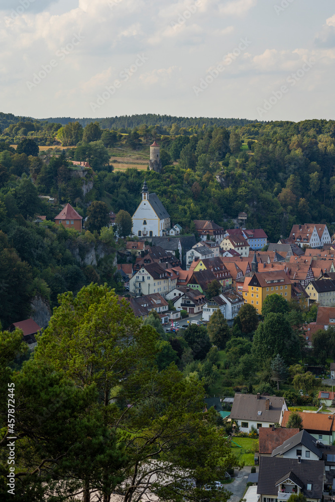 10.09.2021, GER, Bayern, Waischenfeld: Blick vom Aussichtspunkt hohe Warte über den Ort Waischenfeld hin zur Burgruine und dem Wehrturm 