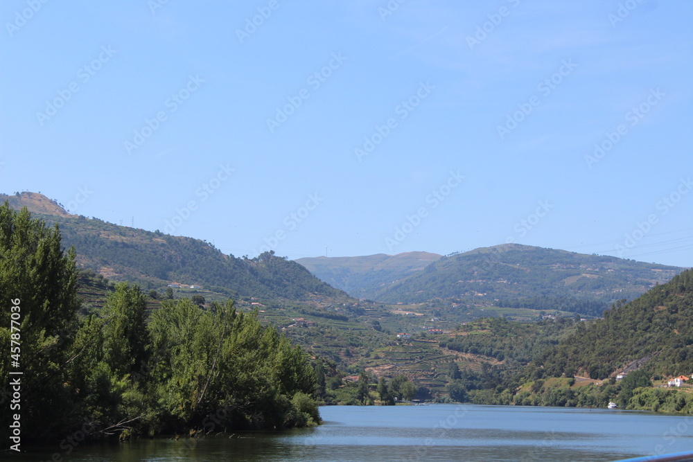 Vineyard hills in the river Douro valley | Encostas vinícolas no rio Douro, Portugal Vineyard hills in the river Douro valley | Encostas vinícolas no rio Douro, Portugal