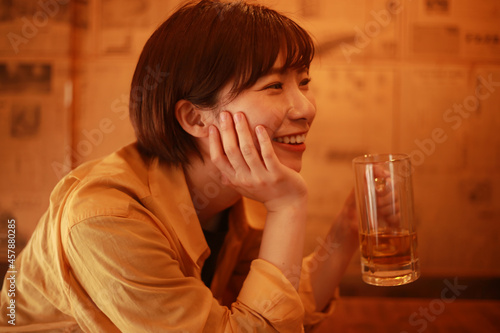 	お酒を飲む女性