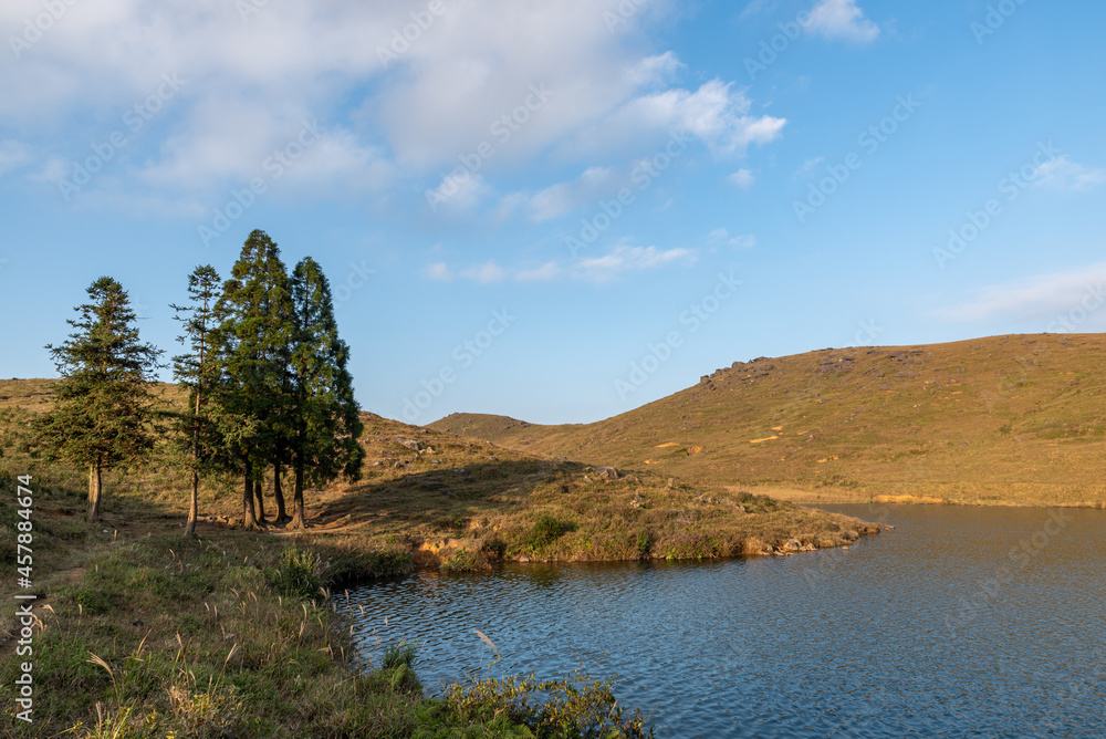 In autumn, the lake scenery of the grassland, the sky and water are grass