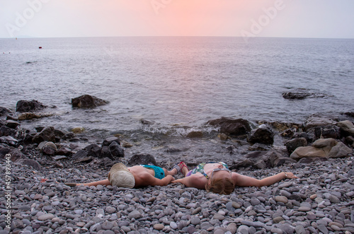 boy and girl lie by the sea © Наталья Жукова