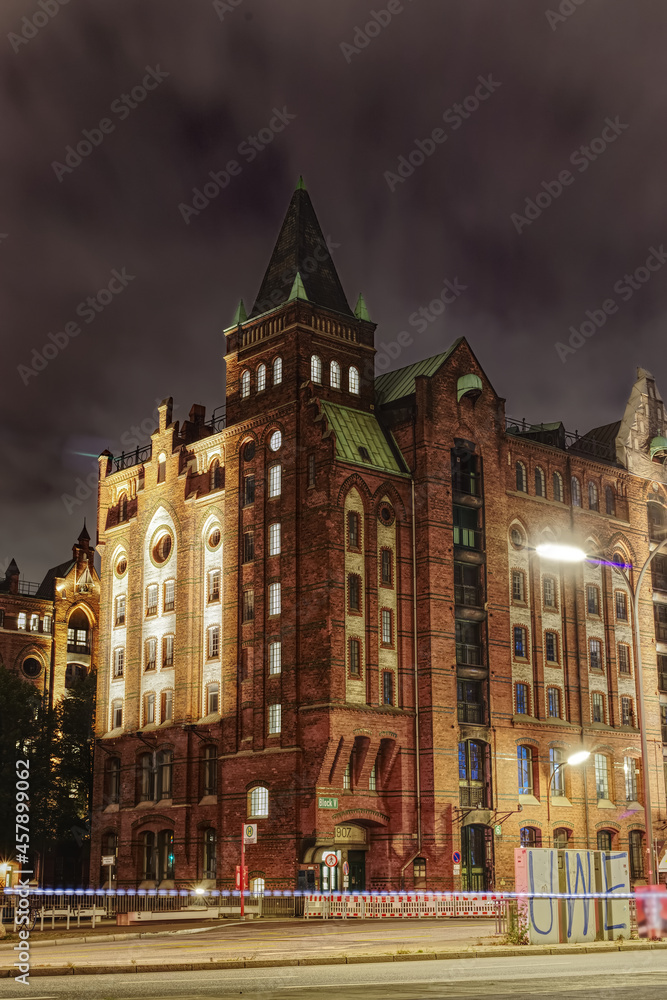 Naklejka premium scenic night shot of a building at night