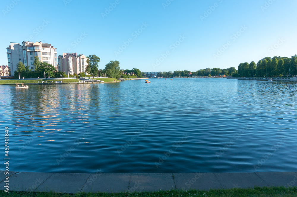 Obraz premium KALININGRAD, Koenigsberg , RUSSIA. Beautiful cityscape of Kaliningrad central park. Upper pond view.