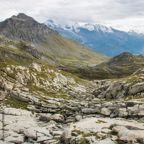 Le désert de Platé dans les alpes françaises en face du Mont Blanc, un ensemble calcaire formé de lapiaz. Situé en haute altitude et uniquement accessible à pieds.
