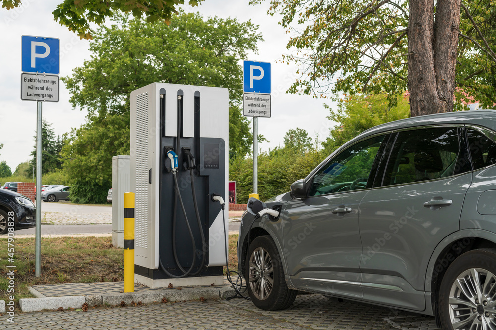 Ein Auto an einer Ladestation