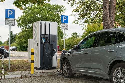 Obraz na płótnie Ein Auto an einer Ladestation w salonie