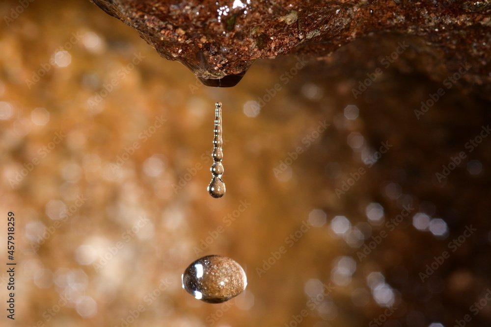 GOTA DE AGUA CAYENDO EN UN NACIENTE GOTA DE AGUA CAYENDO EN UN NACIENTE