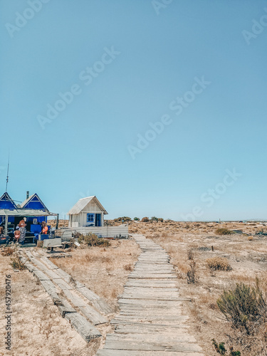 Petite maison traditionnelle de pêcheur et chemin en bois à Ilha Deserta - Algarve © Maxence
