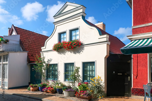 Valokuva A typical German village house with flowers in front in the historic center of Warnemunde Rostock, Germany, a coastal town on the Baltic Sea