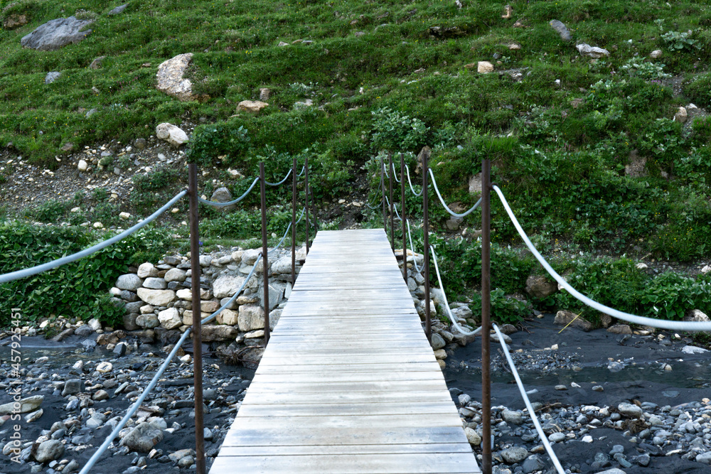 Obraz premium Simple wooden planks as bridge construction in the mountain area