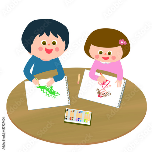 仲良くクレヨンでお絵かきをする男の子と女の子
